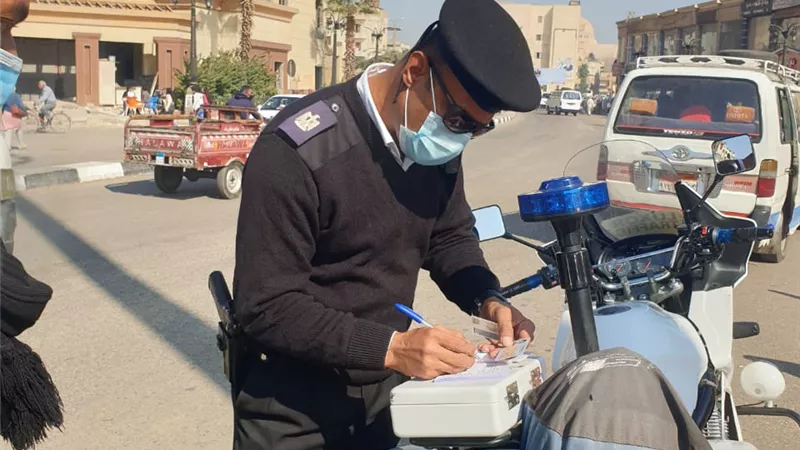 مرور الأقصر يطارد غير الملتزمين بالإجراءات الإحترازية