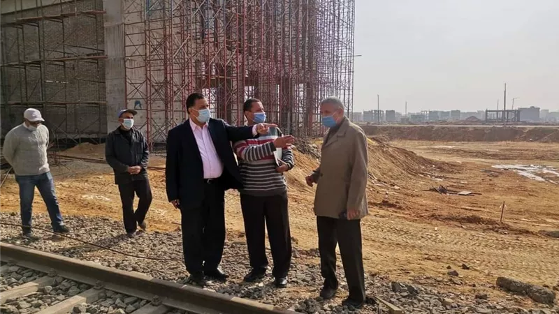 رئيس السكة الحديد يتفقد مسار خط قطارات القاهرة/السويس الجديد
