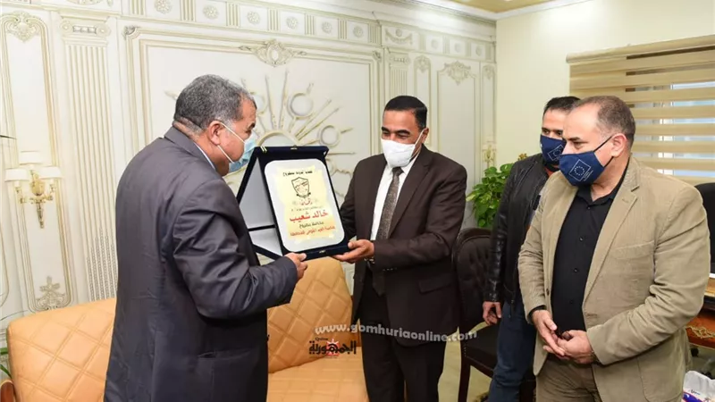 محافظ مطروح ورئيس فرع هيئة قضايا الدولة يتبادلون الدروع