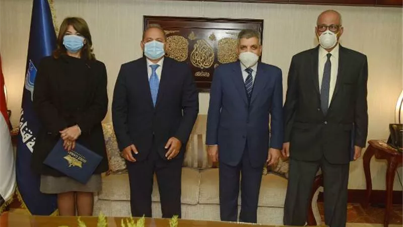 رئيس هيئة قناة السويس يشهد افتتاح فرع البنك الأهلي المصري في مبنى الإرشاد بالإسماعيلية.صور