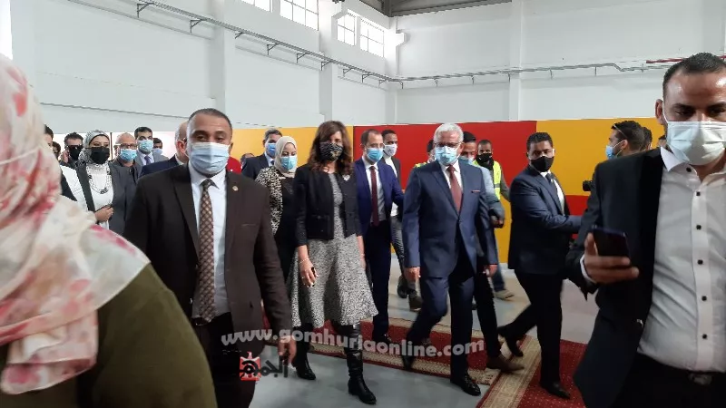 بالصور.. وزير الهجرة تفتتح مصنع لإنتاج الواح الالومنيوم بالسويس
