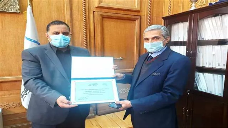 رئيس السكة الحديد يكرم سائق قطار اصيب اثناء عمله