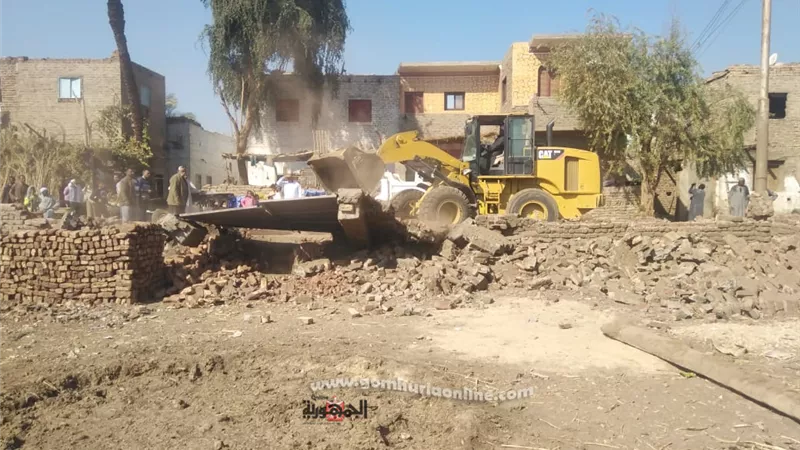 إزالة حالتى تعدى بالبناء وحملة نظافة بأرمنت جنوب غرب الأقصر
