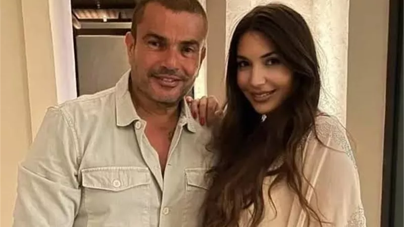 من هى الفتاة التى اثارت الجدل بالظهور مع الهضبة عمرو دياب