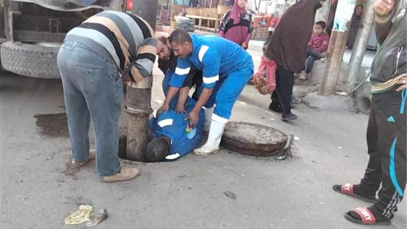 مياه القناة تواصل أعمال الملس والتطهير لشبكات الصرف الصحي.صور