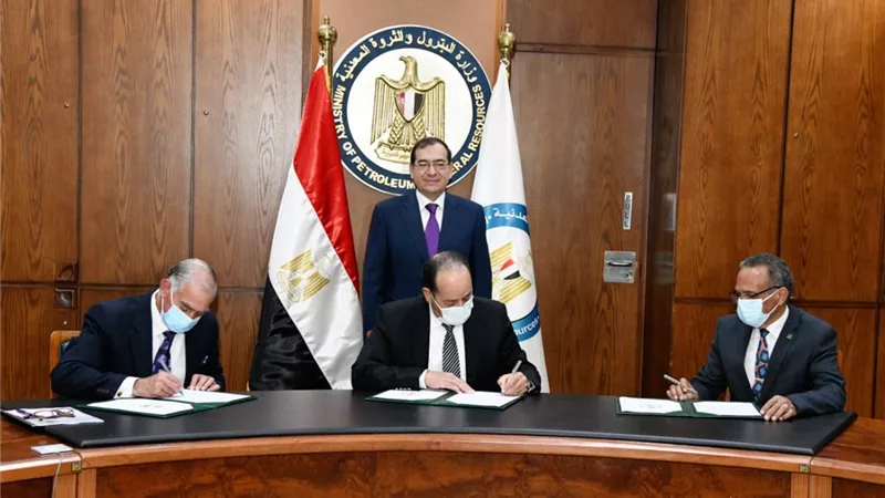 الملا يشهد توقيع عقود إنشاء محطات تموين غاز جديدة بين غازتك وكارجاس وشل أوت
