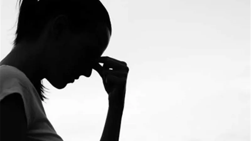 بعد زواج شهرين.. يهددها بنشر فيديوهات غرفة نومها مقابل مبلغ مالى طائل