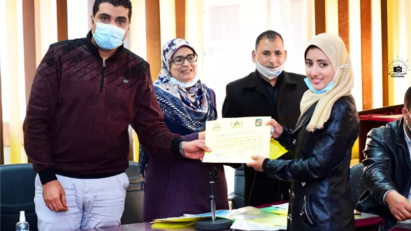 القوي العاملة : تسليم شهادات إتمام التدريب 240 متدرباً في 17 دورة تدريبية بسوهاج