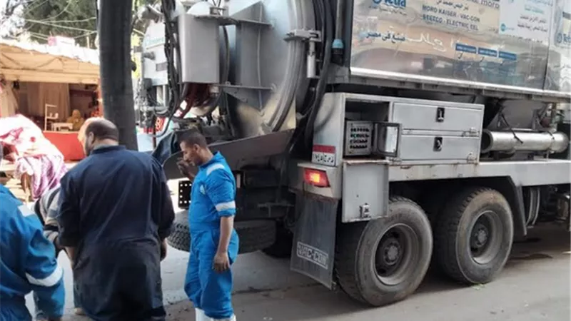 رئيس مياه القناة يناشد المواطنين عدم إلقاء المخلفات في غرف الصرف
