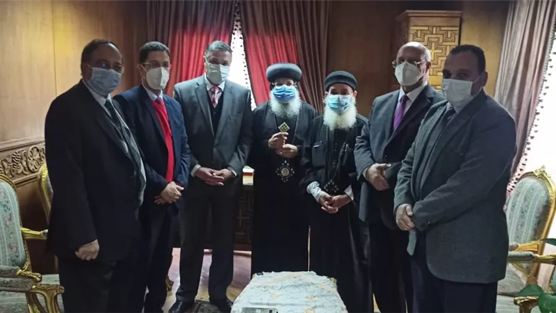 رئيس جامعة بنها يهنئ الأنبا مكسيموس بعيد الميلاد المجيد