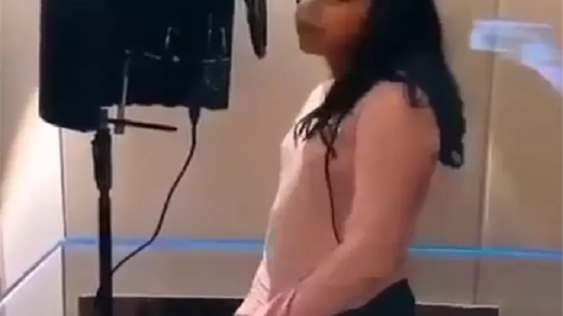 ابن الوز عوام.. ابنة شيرين عبد الوهاب تخطف الأنظار خلال غنائها أغنية أجنبية.. فيديو