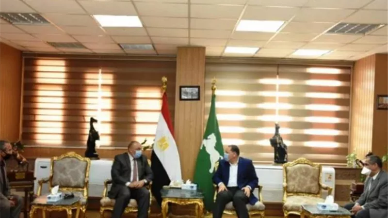 محافظ الشرقية يلتقى مساعد وزير الزراعة لبحث اجراءات تطوير مراكز تجميع الألبان