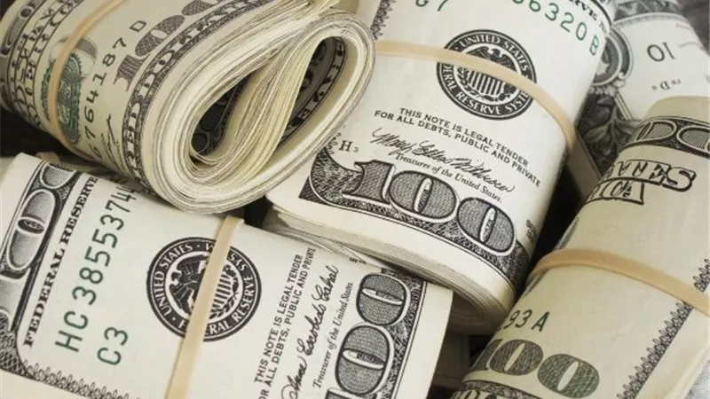 انتعاش الدولار بعد حزمة تحفيز مالى كبيرة