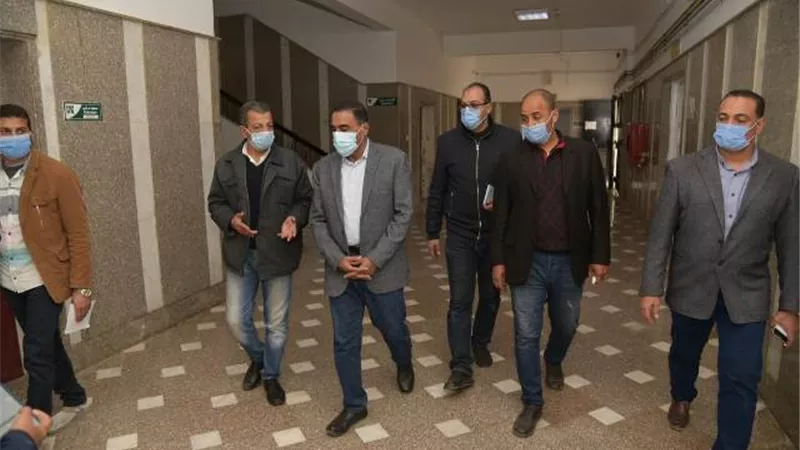 محافظ مطروح يتفقد خزان الاكسجين بمستشفي رأس الحكمة .صور