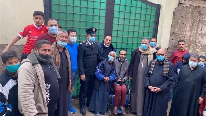 أمن الشرقية يقدم هدية للشاب المعاق المتنمر به
