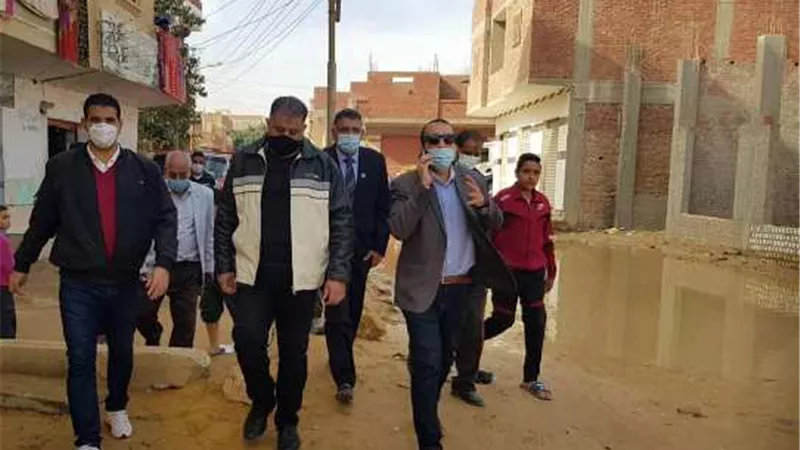 نائب محافظ الإسماعيلية يعاين تجمعات المياه بمجاورة فنارة .صور