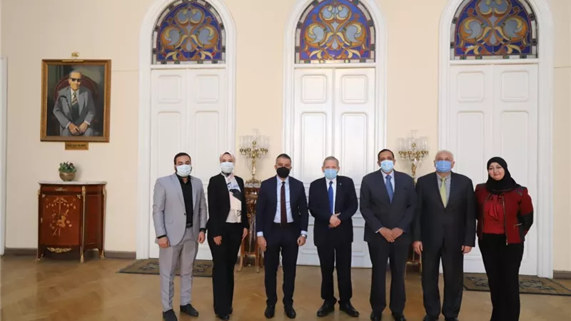 أحمد فتحي يلتقي قيادات التعليم لعرض إنجازات برنامج «هي تقود»