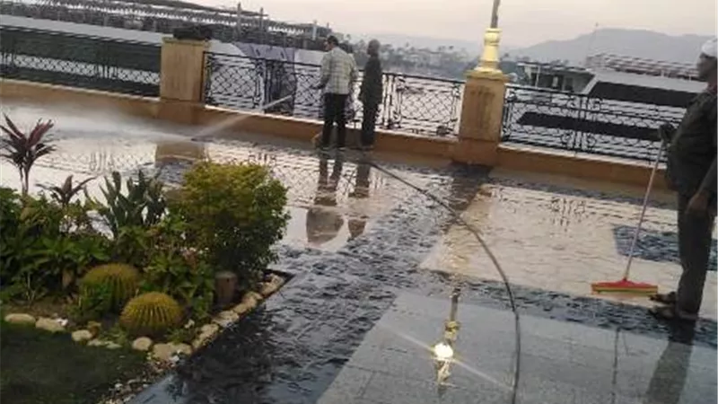 حملة نظافة وغسيل الأرصفة بكورنيش النيل وشارع خالد بن الوليد بمدينة الأقصر