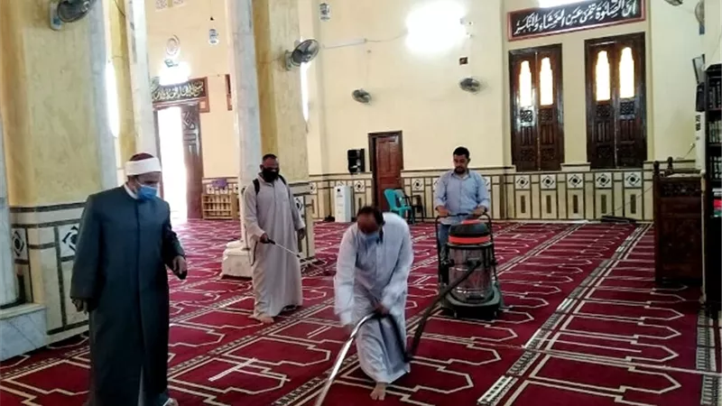 تعقيم المساجد وارتداء الكمامات للوقاية من كورونا في الوادى الجديد