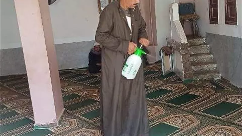 تكثيف أعمال التطهير والتعقيم بالمساجد قبل وبعد أداء الصلوات وبالشوارع المحيطة بالشرقية