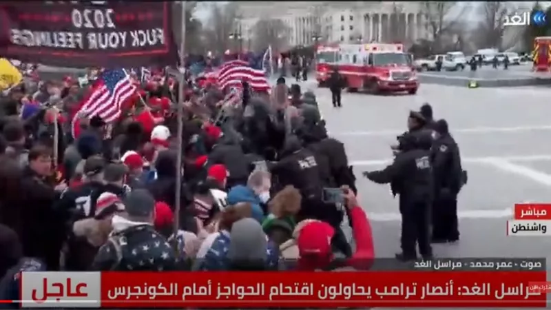 شاهد.. لحظة اقتحام أنصار ترامب للحواجز الأمنية ودخول ساحة الكونجرس