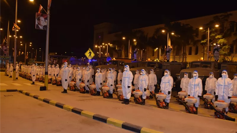 القوات المسلحة تبدأ أعمال التطهير والتعقيم للمناطق التى يتردد عليها أعداد كبيرة من المواطنين