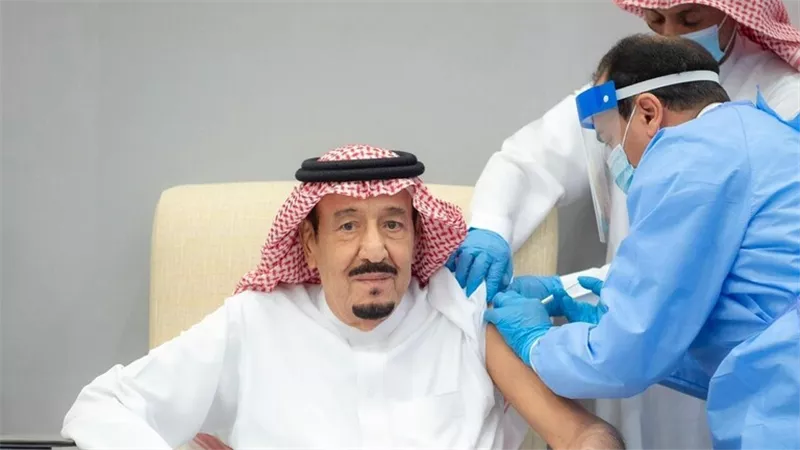 شاهد.. الملك سلمان يتلقى الجرعة الأولى من لقاح كورونا