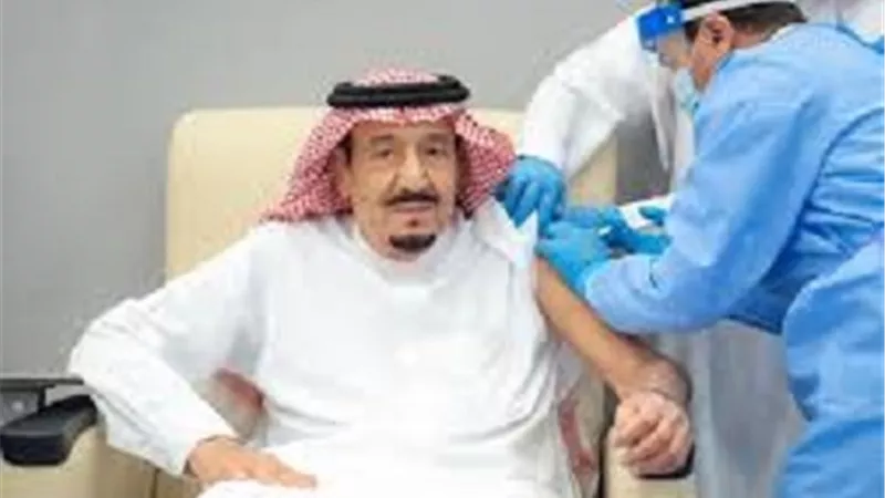 الملك سلمان يتلقى الجرعة الأولى من لقاح كورونا