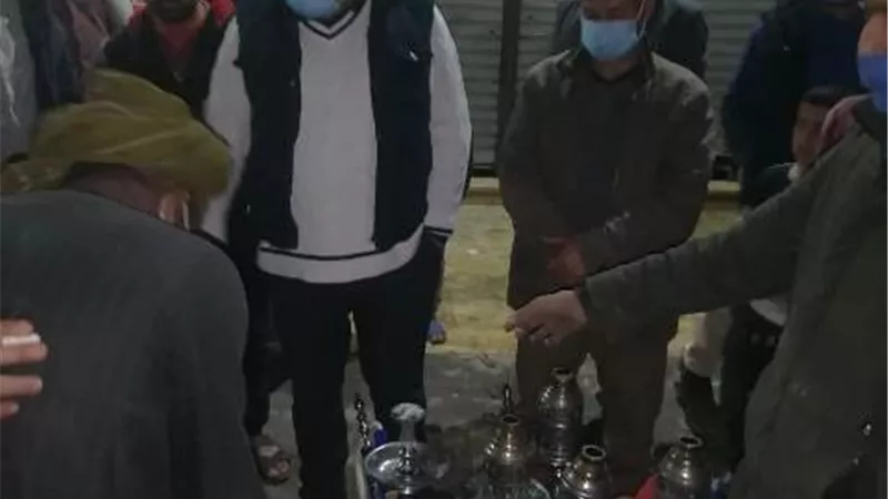 غلق وتشميع مقاهى البساتين بالقاهرة بسبب تقديم الشيشه .. صور