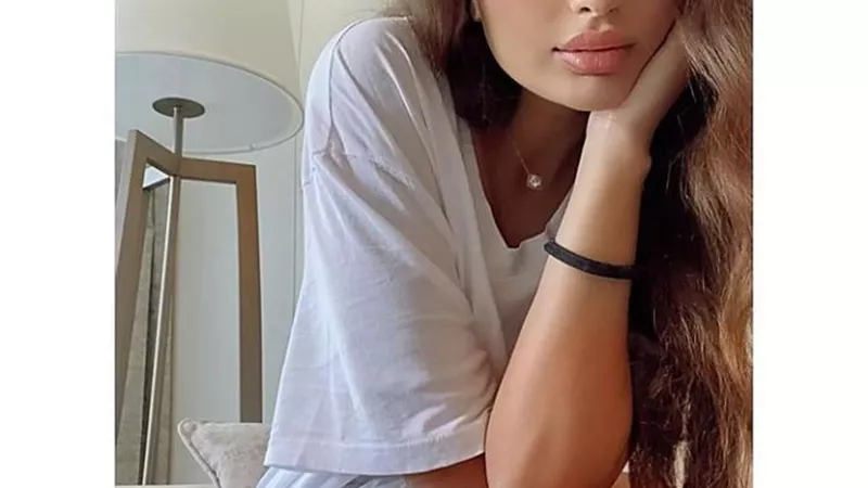 نظرة ساحرة وإطلالة مثيرة للنجمة اللبنانية شيراز