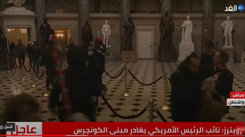 لأول مرة في التاريخ.. شاهد.. متظاهرون يقتحمون البهو الرئيسي للكونجرس