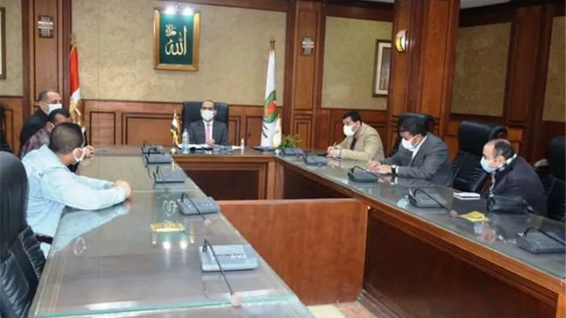 نائب محافظ سوهاج يجتمع باللجنة الفنية لمتابعة المراكز التكنولوجية لخدمة المواطنين..صور