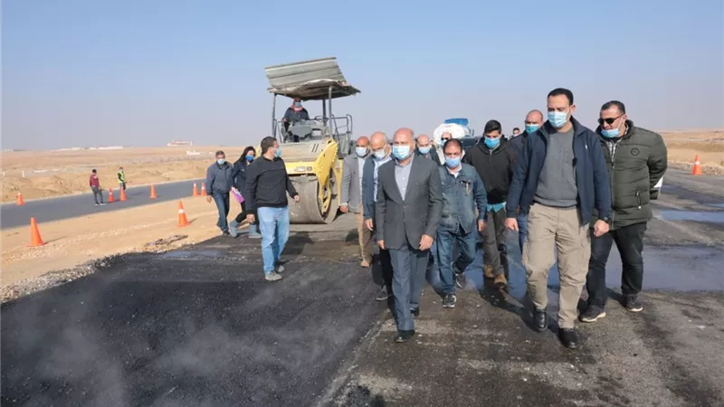 وزير النقل يتابع الأعمال النهائية للمرحلة الأولى وتنفيذ المرحلة الثانية من طريق الصعيد الصحراوي الغربي
