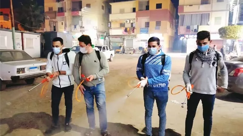 رئيس مدينة القرين يشارك شبابها عمليات الرش والتعقيم للشوارع والمنشأت العامة - صور