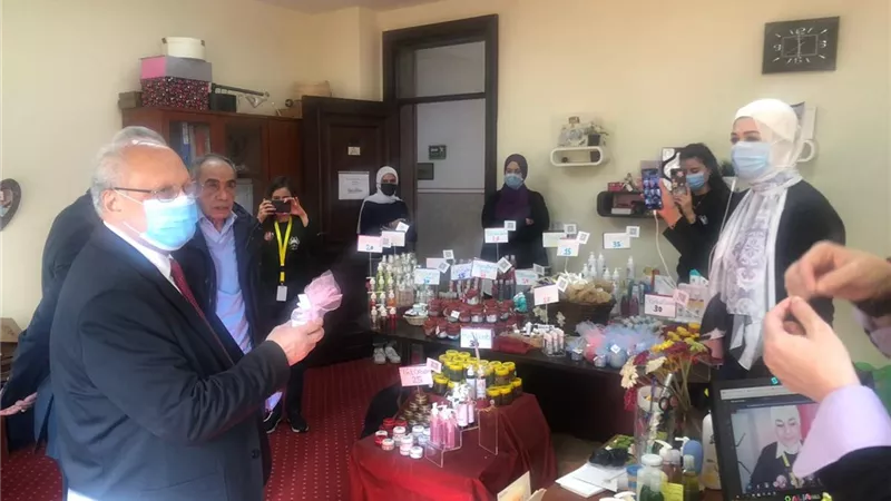 الجامعة البريطانية تفتتح المعرض السنوي الرابع لمستحضرات التجميل وتوجه العائد لمستشفى بهية
