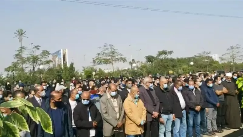 بالصور: صلاة الجنازة على الفنان هادة الحيار بمسجد الشرطة