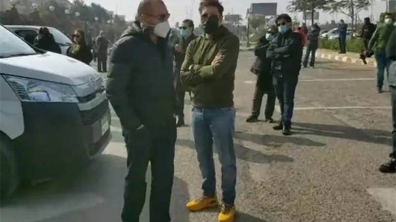 هشام ماجد يشارك فى جنازة هادى الجيار