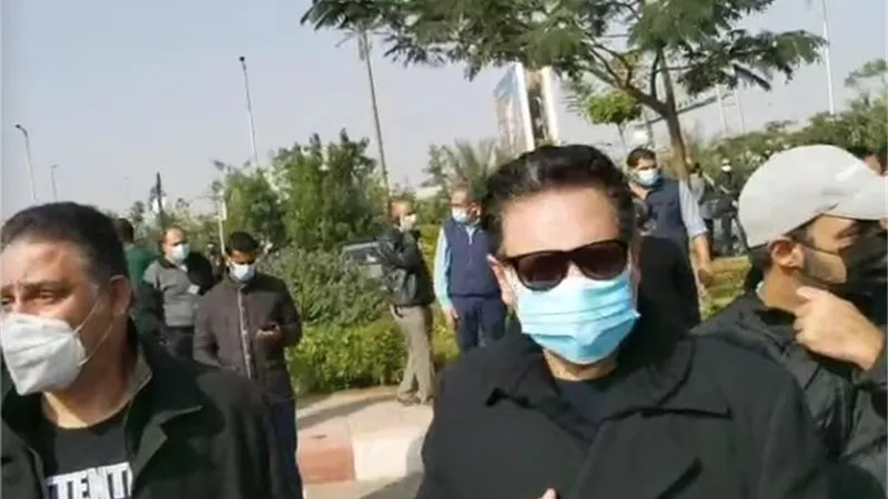 محمد رياض ونجل الراحل محمود ياسين فى جنازة هادى الجيار