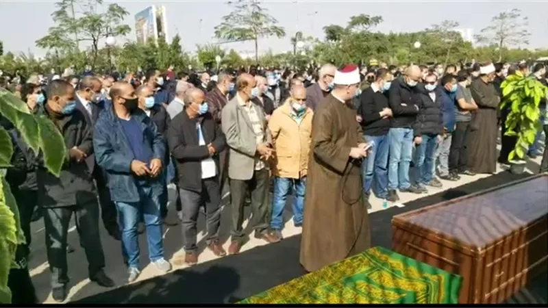 انتهاء جنازة الراحل هادى الجيار لدفنه بمقابر الأسرة بأكتوبر