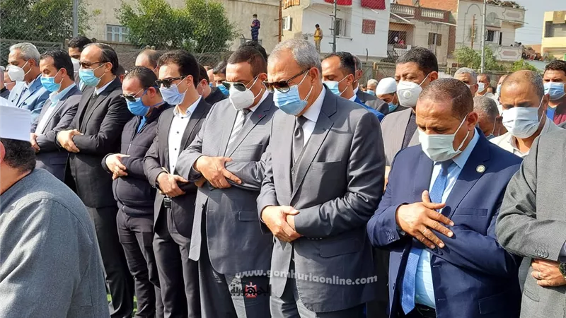 محافظا البحيرة والقليوبية يشهدان جنازة مدير صحة القليوبيه