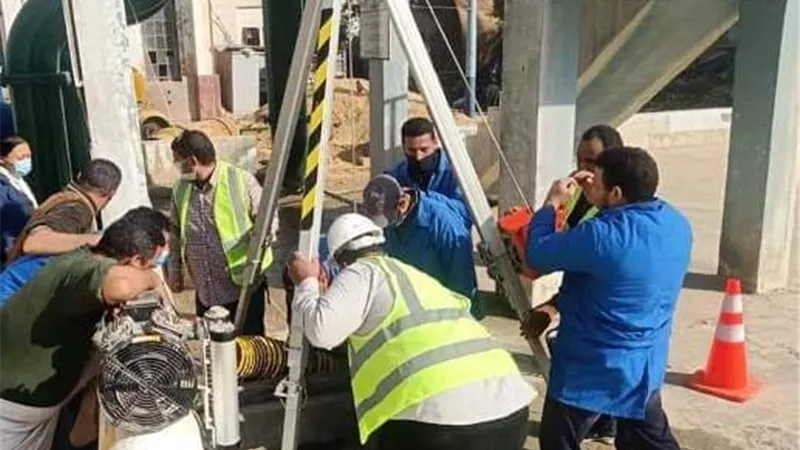 دورات للعاملين بمياه الشرب والصرف على كيفية الدخول للأماكن الضيقة بالمحطات