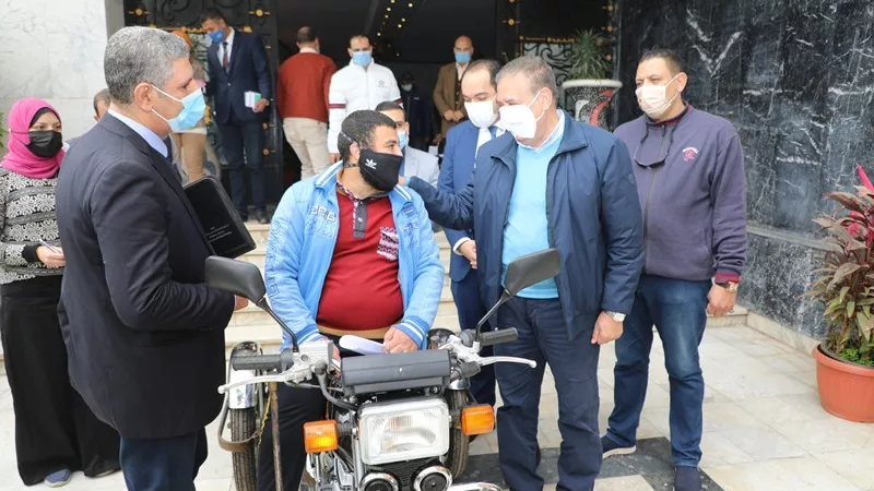 محافـظ المنوفية: مساعدات مالية و 3 كراسى ودراجة بخارية لذوى الهمم والحالات الإنسانية... صور
