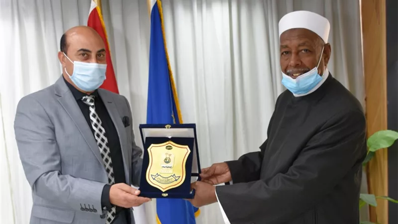 محافظ أسوان يكرم صاحبة مبادرة 