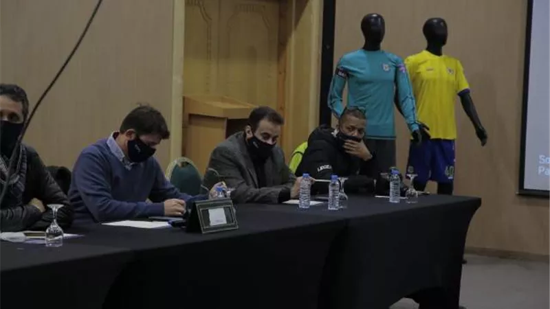 الإسماعيلي يرتدي زيه التقليدي في مباراة الرجاء بنصف نهائي كأس العرب
