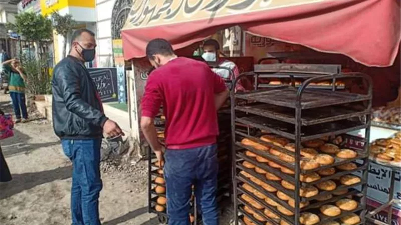 إسماعيل يتابع رفع الاشغالات والتغريم على عدم ارتداء الكمامات فى بيلا.. بالصور