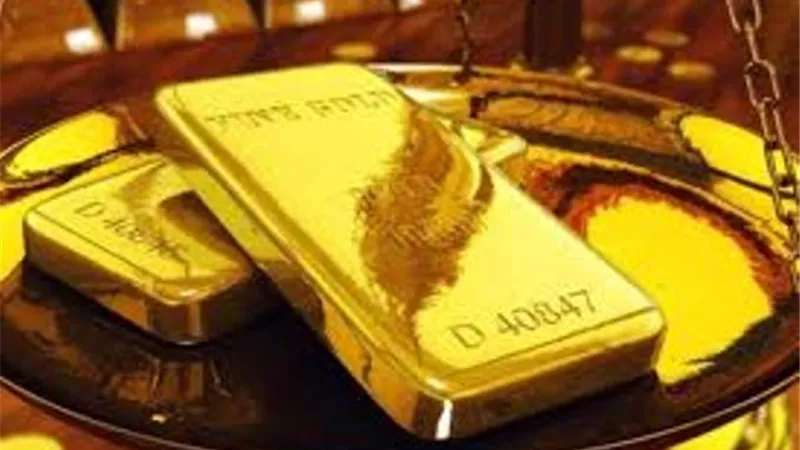الذهب يهبط مع صعود الدولار وضغوط جراء ارتفاع عوائد سندات الخزانة