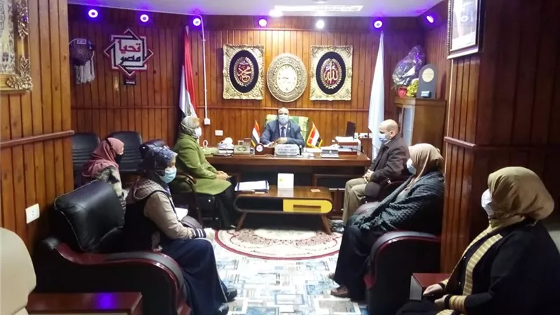 وكيل تعليم مطروح يجتمع مع محققي الشئون القانونية