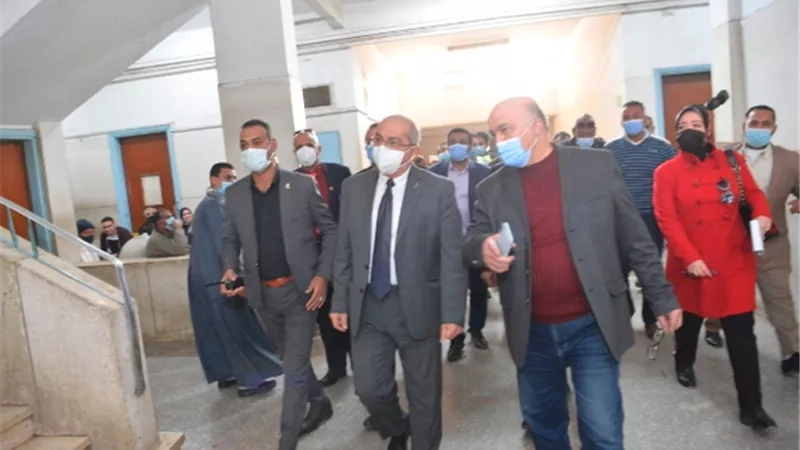 رئيس جامعة أسيوط يشدد على ضرورة التزام المترددين بالإجراءات الاحترازية