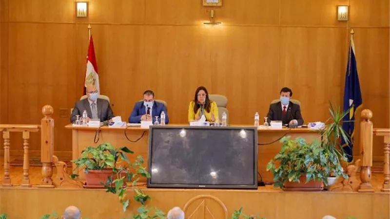 محافظ دمياط توجه بالإسراع فى فحص طلبات التصالح.صور