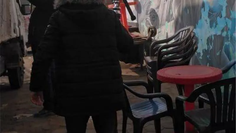 ضبط ٣ مقاهي مخالفة ومصادرة ٨٥ 
